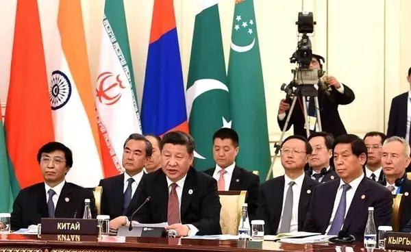 奏国歌能不能把手放胸前？